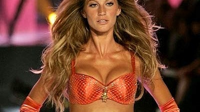 USA: Kündigung nach Brust-OP: Bei Condé Nast wäre so ein Auftritt ein Kündigungsgrund: Das Model Gisele Bündchen während einer Unterwäsche-Schau von Victoria's Secret.
