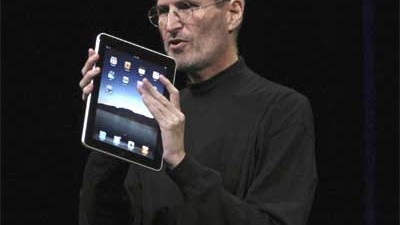 Apple stellt iPad vor: Steve Jobs mit dem iPad: "Jahrelang Gedanken gemacht"
