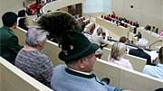 Bayerischer Landtag: Ein Trachtler verfolgt von der Besuchertribüne aus eine Sitzung des Bayerischen Landtages - die Höhe der Nebeneinkünfte der Abgeordneten bleibt vorerst ein Geheimnis.