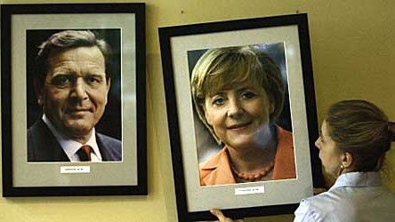 Kommentar: Sie kam, sah und macht es nicht besser: Angela Merkel. (Hier im Bild: Porträtfotos im Restaurant "Kanzler Eck" in Berlin)