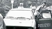 Ponto-Mord vor 30 Jahren: Polizisten sperren die Einfahrt zum Haus des erschossenen Vorstandssprechers der Dresdner Bank, Jürgen Ponto, in Oberursel bei Frankfurt. Seine Mörder kamen im Sommer 1977 mit einem Strauß Rosen und zwei Pistolen.
