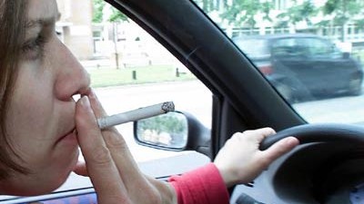Rauchende Autofahrerin