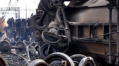 Zugunglück in Viareggio: Zerfressen von den Flammen lagen fünf der 14 Waggons des Güterzugs im teilweise deformierten Gleisbett.