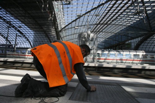 Putzarbeiten im Berliner Hauptbahnhof, AFP