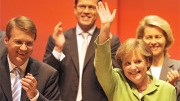 Kanzlerin Merkel mit Ronald Pofalla und Ursula von der Leyen und Karl-Theoder zu Guttenberg; AFP
