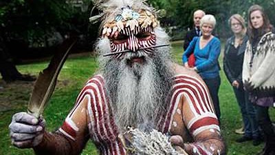 Aborigines und die weißen Grabräuber: Ein Vertreter der Aborigines feiert die Rückführung der Ureinwohner-Skelette an Australien in einem Londoner Park.