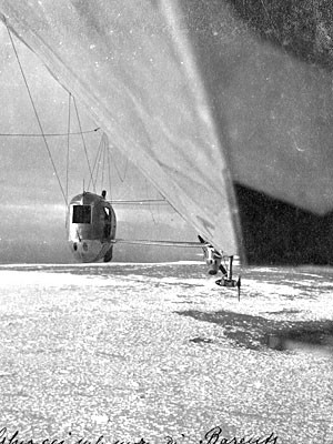 Das Luftschiff <i>Italia</i> gleitet am 5. Mai 1928 über die Barentssee.