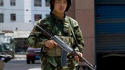 Zensur nach Unruhen: Nach den blutigen Kämpfen in der Nacht hat sich die Lage in Urumqi wieder beruhigt - dank starker chinesischer Militärpräsenz.