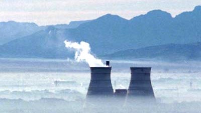 Hintergrund: Ein Kraftwerk in Südafrika. 1,6 Millionen Menschen sterben jährlich, weil sie verrußte Luft einatmen.