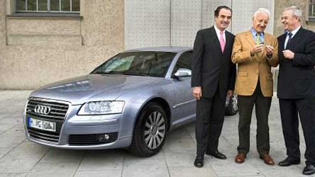 Landesvater unterwegs: Schlüsselübergabe: Edmund Stoiber fährt jetzt auch Audi.