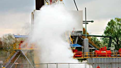 Neue Energie: Geothermie: Weißer Dampf hüllt den Bohrturm von Landau ein, als im November 2005 das Heißwasser-Reservoir in 3000 Metern Tiefe erreicht ist.