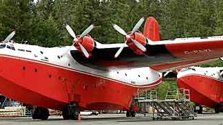 Die Feuer-Flieger: Rund ums Mittelmeer und in Kanada bereiten sich Spezialeinheiten auf die Waldbrandsaison vor