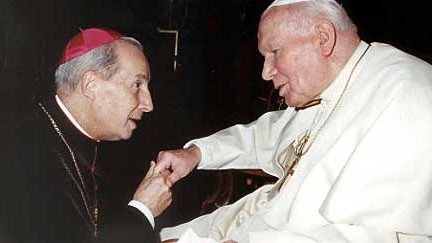 Fiktion und Wirklichkeit: Bischof Javier Rodriguez Echevarria, Prälat der erzkonservativen katholischen Organisation Opus Dei, 2001 bei einer Audienz bei Papst Johannes Paul II.