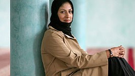 Studie über Muslime in Deutschland: Die muslimische Architektin Mubashra Ilyas im Gebetsraum der von ihr gebauten Bait-ul-Jame Moschee in Offenbach.