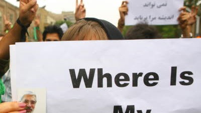 Proteste in Iran: Die Proteste dauern an: Am Donnerstag demonstrierten erneut Hunderttausende auf den Straßen Teherans.