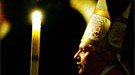 Joseph Kardinal Ratzinger zelebriert bei Kerzenlicht die Ostermesse