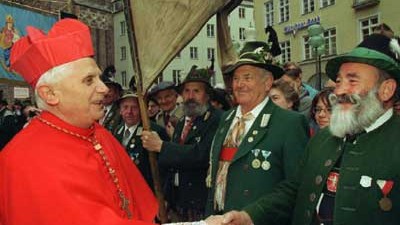 Kardinal Joseph Ratzinger mit Gebirgsschützen, dpa