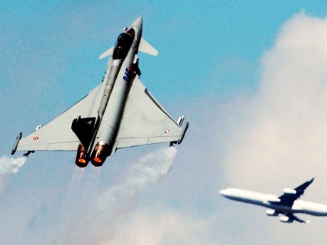 Eurofighter und Passagierflugzeug, Archivbild: AFP
