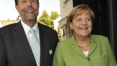 60 Jahre DJS: DJS-Leiter Ulrich Brenner mit Bundeskanzlerin Angela Merkel vor dem Festakt zum 60. Geburtstag der Journalistenschule.