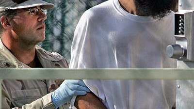 Gefangener mit Wärter in Guantanamo