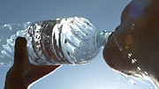 Mineralwasser im Test: Streit ums Wasser: Öko-Test und Adelholzener sind verschiedener Meinung.