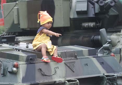 Mädchen auf einem Panzer, ap