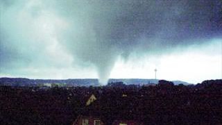 Tornado oder Windhose?: Die Aufnahme vom August 2001 zeigt einen Tornado über dem Ortskern von Belm bei Osnabrück.