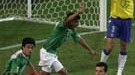 Confederations Cup: Mexiknischer Jubel nach dem 1:0 mit dem Torschützen Jared Borgetti (vorne) und einem wenig begeisterten Lucio.