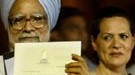 Indiens neuer Ministerpräsident: Die Papiere der Macht: Indiens neuer starker Mann, Manmohan Singh (daneben Sonia Gandhi), mit seiner Regierungsurkunde.