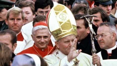 Johannes Paul II.: Papst Johannes Paul II. bei seinem Besuch in München 1980 (hinter ihm Kardinal Joseph Ratzinger).