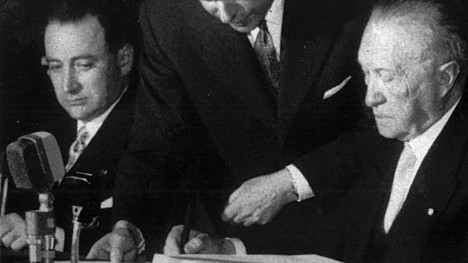 Bei der Unterzeichnung der Römischen Verträge am 25. März 1957: Maurice Faure (li.) und Konrad Adenauer