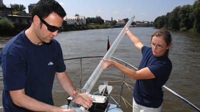 Umweltrisiko Medikament: Wissenschaftler nehmen auf der Donau in Regensburg eine Wasserprobe. Jährlich gelangen tonnenweise Arzneimittel in die Umwelt.