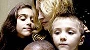 Adoption: Madonna mit ihrer neun Jahre alten Tochter Lourdes, dem sechsjährigen Rocco - und dem 13 Monate alten Adoptivkind David aus Malawi .