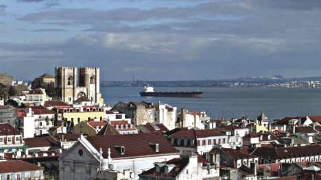 Kulturhauptstadt: Lissabon: Panoramablick über die Dächer Lissabons.
