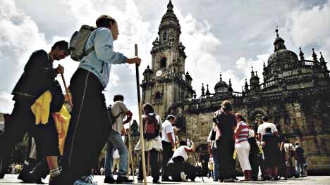 Kulturhauptstadt 2000: Am Ziel nach 200 Kilometern Fußmarsch: Pilger in Santiago di Conmpostela.