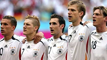 ·: Zwei Polen im deutschen Dress: Miroslav Klose (m.)singt die Nationalhymne mit, Lukas Podolski (li.) summt nur mit.