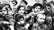Überlebende Kinder aus dem Konzentrationslager Auschwitz-Birkenau