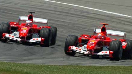 Formel 1 in Indianapolis: Szene aus dem Rennen: Schumacher (re.) zieht an Barrichello vorbei