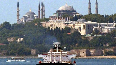 "Noahs Hütte": Wo heute Frachtschiffe in Sichtweite von Istanbuls Blauer Moschee vorbeiziehen, trennte wohl einst ein natürlicher Damm das Mittelmeer vom Schwarzen Meer. Kam es zur Sintflut, als diese Barriere brach?