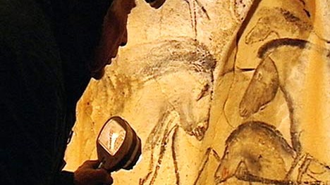 34.000 Jahre Kunst: Bilder aus der Höhle von Chavet waren kürzlich in einer arte-Sendung zu sehen: Ein Wissenschaftler analysiert in der Chauvet-Höhle eine Wandmalerei.