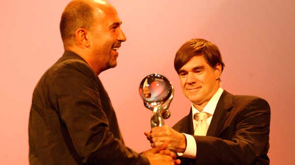 38. Filmfestival Karlsbad 2003: The Winner is: Ferzan Ozpetek (links): Der diesjährige Gewinner der Goldenen Palme, Gus van Sant, überreicht den Kristallglobus.