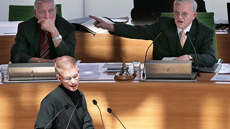 Der Neonazi Jürgen Gansel (vorne), für die NPD im sächsischen Landtag, erhält einen Ordnungsruf vom Landtagspräsidenten Landtagspraesident Erich Iltgen.