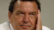 Schröders Einstieg bei Pipeline-Projekt: Unter Druck: Ex-Kanzler Gerhard Schröder.