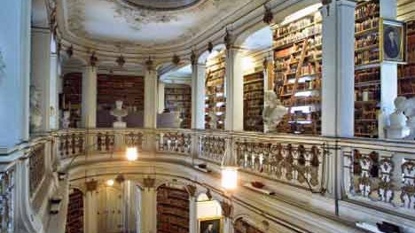 Weimar: Auch von den Flammen heimgesucht: Der Rokokosaal der Bibliothek.