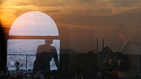 Essay von Pamuk: Die Sonne geht über der Istanbuler Fatih-Moschee auf.