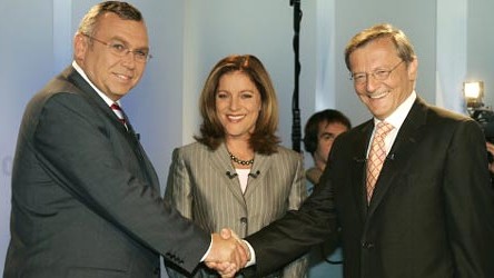 Österreich vor der Parlamentswahl: TV-Duell in Österreich: SPÖ-Spitzenkanditat Alfred Gusenbauer, ORF Moderatorin Ingrid Thurnher und ÖVP Bundeskanzler Wolfgang Schüssel.