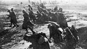 Deutschland und der Erste Weltkrieg: Bilder eines Krieges: Französische Soldaten klettern während der Schlacht um die französische Stadt Verdun zu einem Angriff aus ihren Schützengräben. 1916 starben dort rund 700.000 Menschen...