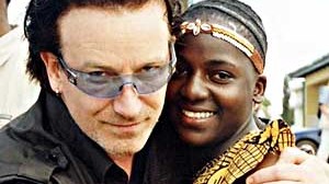 Bono mit einer HIV-Infizierten in Uganda