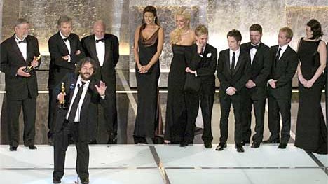 Oscar-Verleihung in Los Angeles: Peter Jackson bedankt sich für eine von elf Auszeichnungen - hier für den besten Film