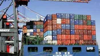 Außenhandel: Ein Frachtschiff wird am Eurokai im Hamburger Hafen mit Containern beladen.